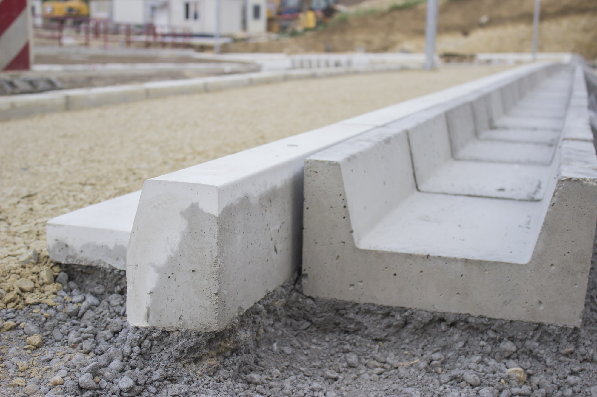 Read more about the article Designing Effective Drainage: How Concrete Curb and Gutter Systems Prevent Water Runoff Issues