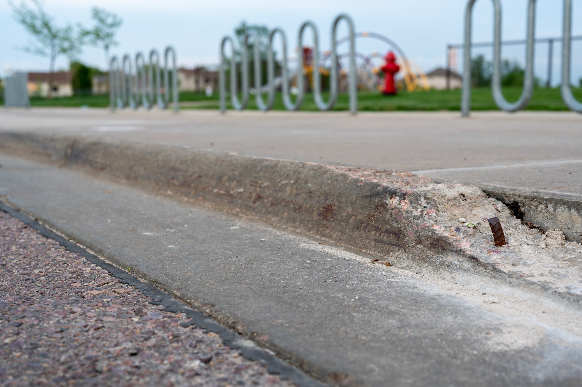 Read more about the article 4 Signs Your Curbs Need Repair